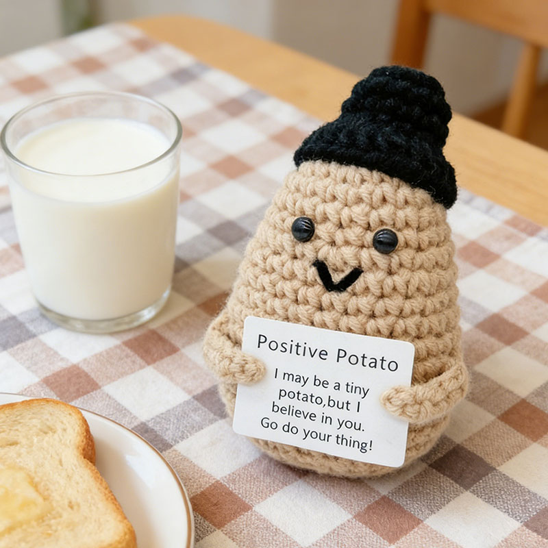 Home Textiles Today - Schattig positief aardappelhaakpopje met gebreide muts,